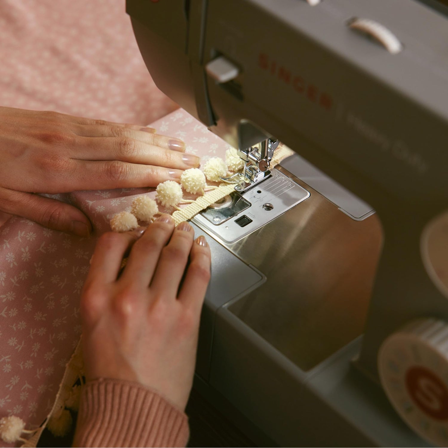 Singer 4452 Heavy Duty Sewing Machine, 32 Stiches with Accessory Kit, Grey